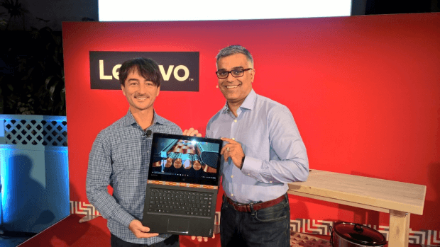 Ноутбук Lenovo YOGA 900 в руках